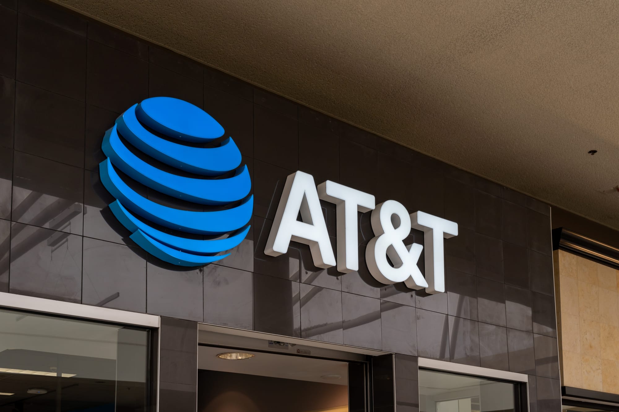 AT&T Offers Up to $800 Per Line to Leave Your Carrier