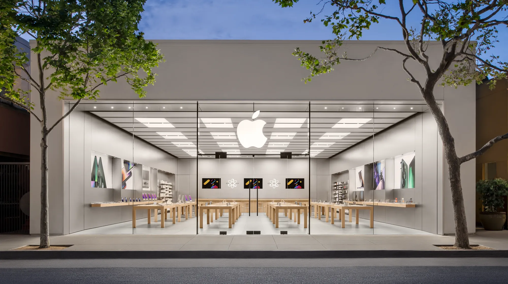 Apple Leads Global Smartphone Market Share (2012-2024)