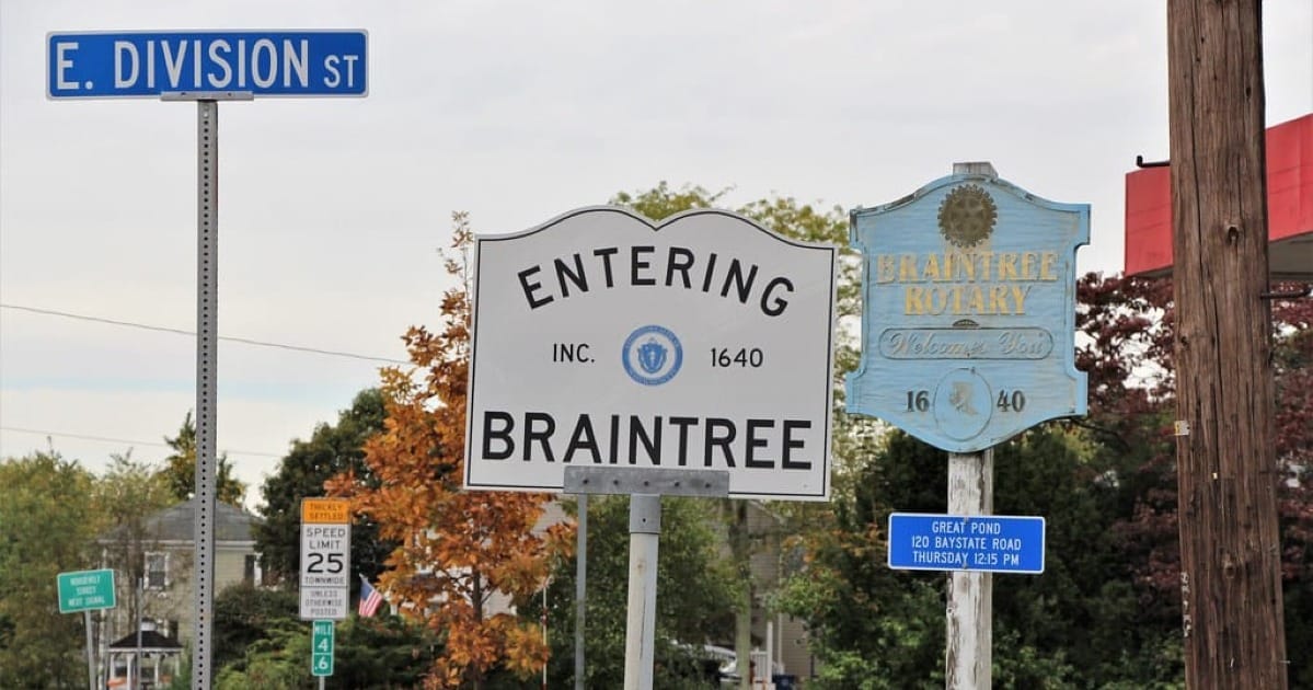 A picture of the Entering Braintree sign in Massachusetts. 