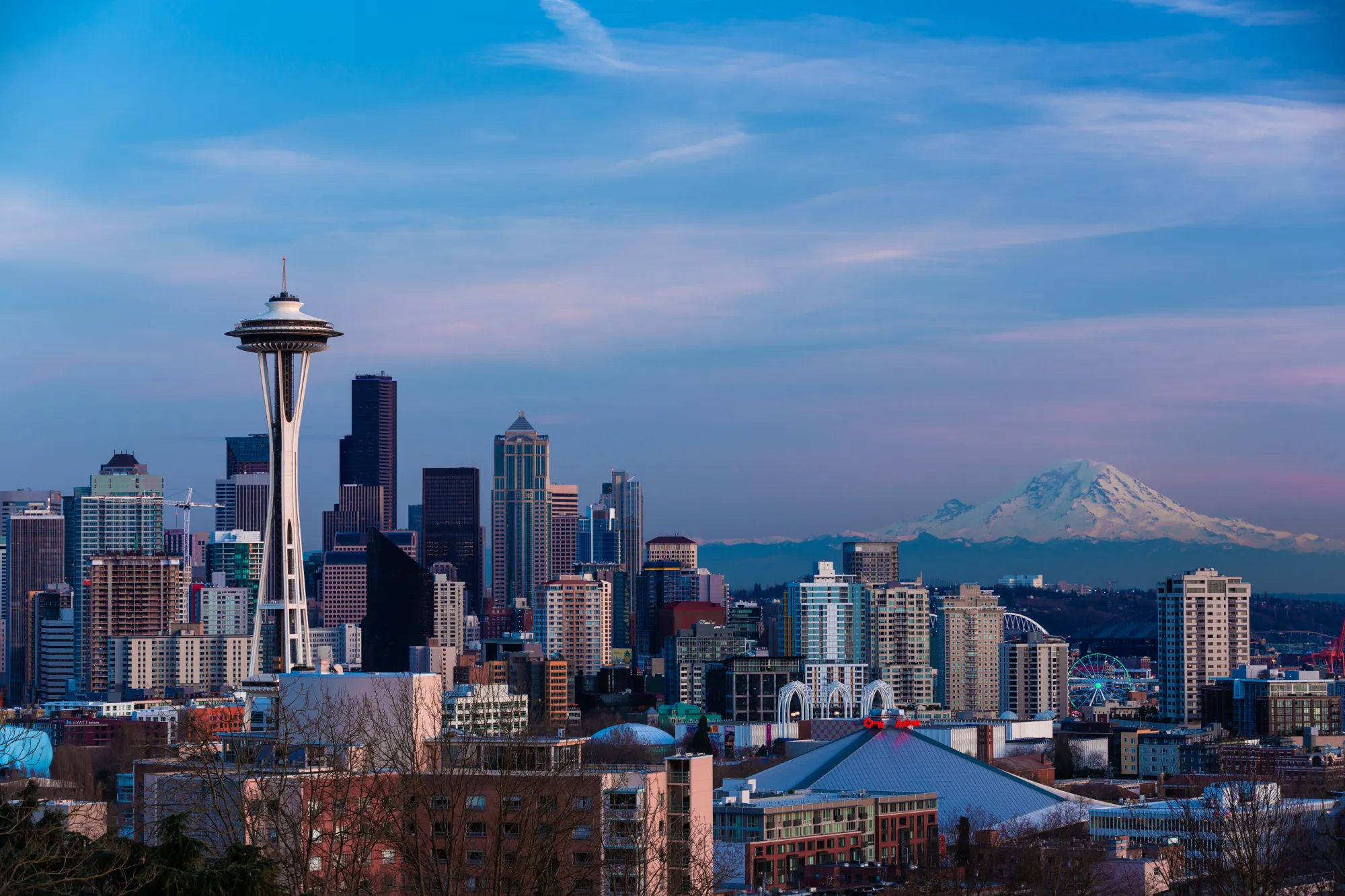 A picture of the skyline in Seattle, WA.