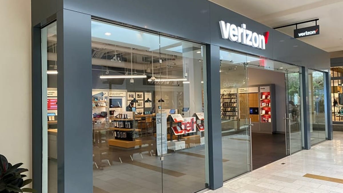 A picture of a Verizon store in the mall. 