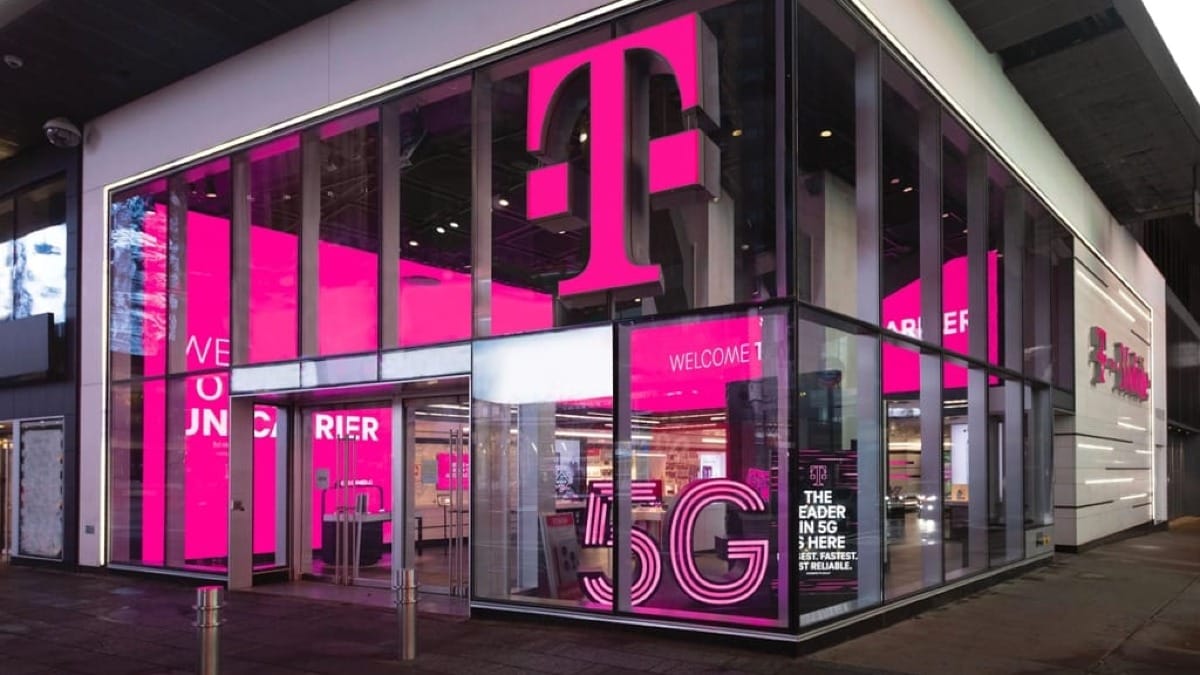 A picture of the T-Mobile store in the city.